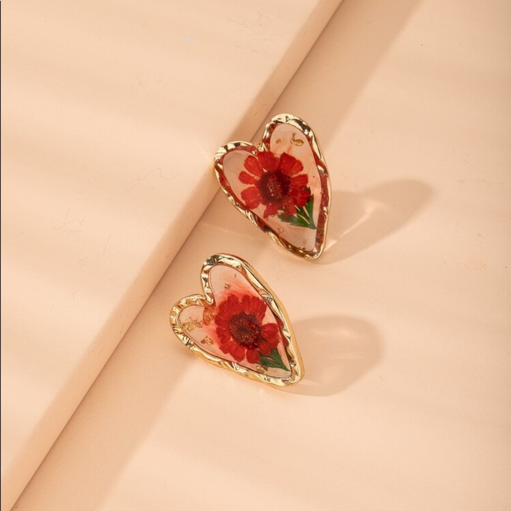 3/$30 💛 Dried Sunflower Heart Stud Earrings - Picture 2 of 3